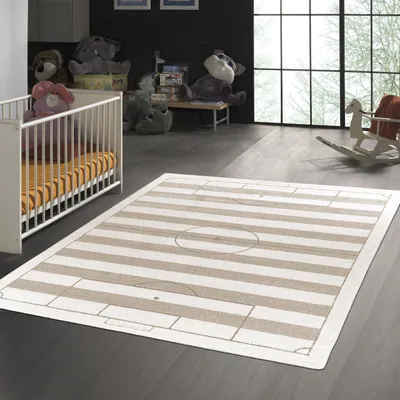 Image de Tapis pour chambre d'enfant représentant un terrain de football rayé, dans les tons crème et beige - Dimensions : 120 x 170 cm
