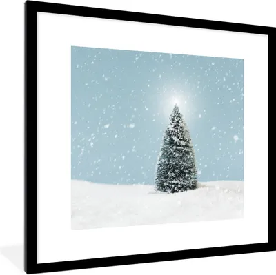 Produktbild von MuchoWow® Gerahmtes Poster Ein Weihnachtsbaum in einer verschneiten Landschaft und einem blauen Himmel 40x40 cm - Poster mit Schwarzem Bilderrahmen Wandposter Rahmen Foto Bilder - Poster - Plakat im Rahmen