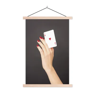 Produktbild von MuchoWow® Textilposter Frau hält eine Spielkarte 40x60 cm mit holzfarbenen Rahmen - Poster