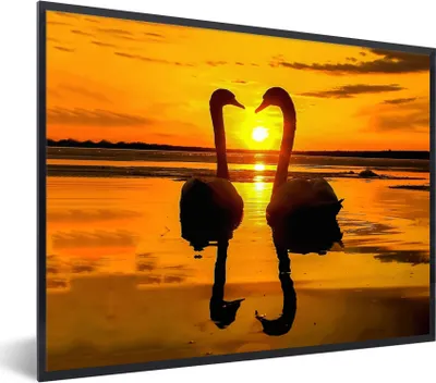 Produktbild von MuchoWow® Gerahmtes Poster Schwäne - Sonnenuntergang - Vogel - Orange - Wasser 40x30 cm - Poster mit Schwarzem Bilderrahmen Wandposter Rahmen Foto Bilder - Kunstposter - Wanddekorationen