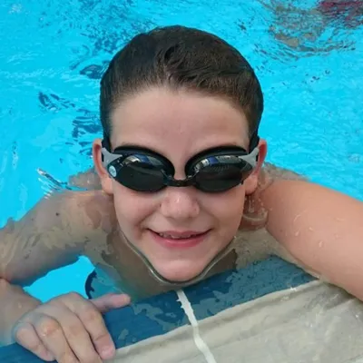Imagen del producto de Gafas de natación con +2.00 dioptrías, antivaho, protección UV, impermeables, para adultos y niños