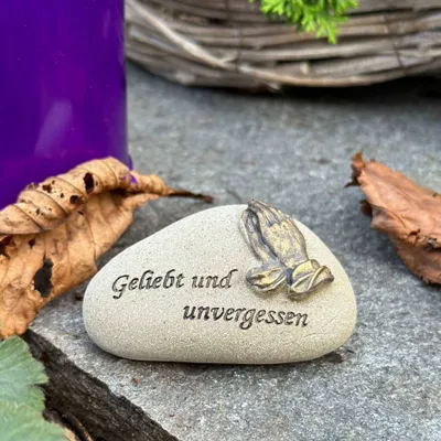 eberin · Urnengrab Gedenkstein "betende Hände" / Trauerspruch "geliebt und unvergessen" Sandfarbig