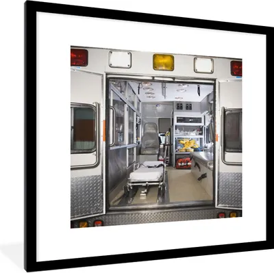 Produktbild von MuchoWow® Gerahmtes Poster Krankenwagen mit offenen Türen 40x40 cm - Poster mit Schwarzem Bilderrahmen Wandposter Rahmen Foto Bilder - Poster - Plakat im Rahmen