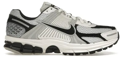 Zdjęcie produktu dla Nike Zoom Vomero 5 „Photon Dust Black” – czarne, rozmiar: 47,5