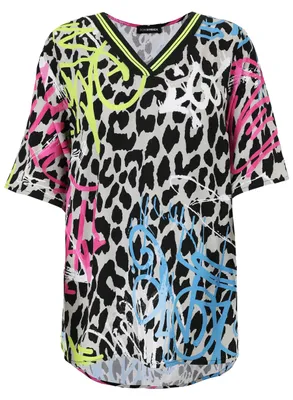 Produktbild von Bluse mit Leo-Print und Graffiti-Details, HighLow-Form, V-Ausschnitt und Halbärmeln