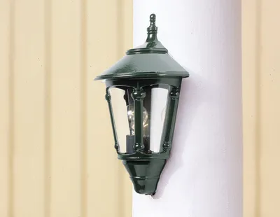 Produktbild von Konstsmide Virgo Wandleuchte grün lackiertes Aluminium, rauchfarbenes Acrylglas, Hand EU 569-600