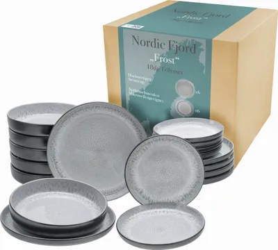 A set of stoneware plates is displayed in front of its packaging.