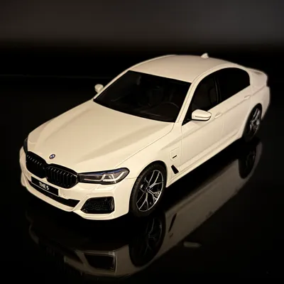 Image de BMW 545e xDrive G30 M Sport 2021 en blanc alpin – Modèle de collection à l'échelle 1:18 de GT Spirit
