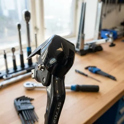 Produktbild von SHIMANO Namensschild ST-R7020 links inkl. Befestigungsschraube - passgenannte...