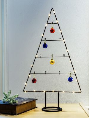 LED Metall Tannenbaum Aufsteller - 61 cm - inklusive 5 Christbaumkugeln zum selbst Dekorieren
