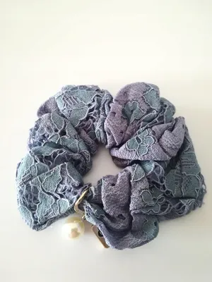 Produktbild von Ecarla Haargummi mit Spitze und Perle Grau