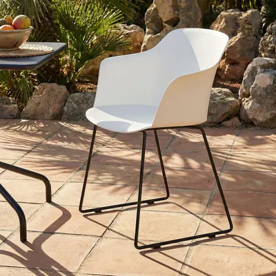 Produktbild von Gartenstuhl FORO im 4er Set, Weiß - Outdoor Schalenstuhl aus Polypropylen, Sitzschale UV-beständig und pflegeleicht, schlanke Metallbeine, modernes Design für Garten und Terrasse