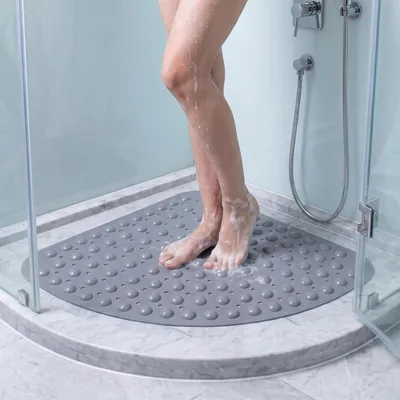 Obrázek produktu pro Protiskuzová podložka do sprchy, trojúhelníková, 54x54 cm, šedá, vyrobená z PVC, s přísavkami a odtokovými otvory