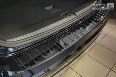 Imagen del producto de Moldura protectora para el borde del maletero de VW Touran, modelo 2015- (color oscuro, con detalles cromados)