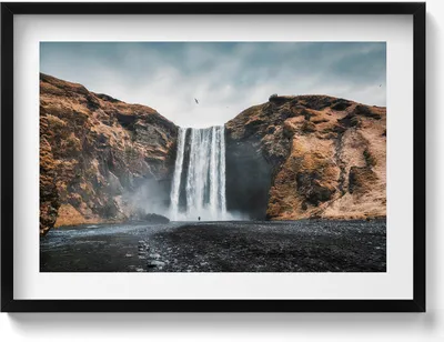 Produktbild von Wasserfall zwischen Felsen– Wandbild mit Rahmen – Gerahmtes Bild  – Wanddekoration – 70x50 cm –  Schwarz Rahmen