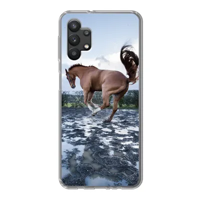 Produktbild von MuchoWow® Handyhülle Schutzhülle Hülle für Samsung Galaxy A32 5G Ein bockendes Pferd in den Pfützen Silikon Softcase Handy Hülle - Softcase