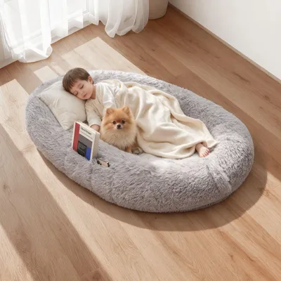 Produktbild von Hundebett für Menschen & Hunde - Memory-Schaum-Hundebett - Menschengröße - 132 x 86 x 24 cm - Abnehmbarer Bezug, maschinenwaschbar - Seitentasche & Tragegriff - Langplüsch - Grau