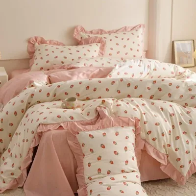 Productafbeelding van Beddengoedset met ruches, 155x220 cm, roze, met aardbeienprint, gecertificeerd, 100% microvezel, 2-delig
