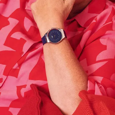 Produktbild von Swatch Damen Quarz Uhr Syxs127 mit blauem Lederarmband und Edelstahlgehäuse