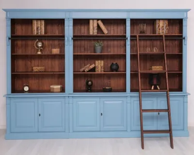 Produktbild von Casa Padrino Landhausstil Bücherschrank mit Leiter Hellblau / Dunkelbraun 223 x 51 x H. 228 cm - Massivholz Schrank - Wohnzimmerschrank - Regalschrank - Büroschrank - Landhausstil Möbel