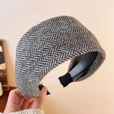 Produktbild von Breite Wollmütze für Damen, modisches Haaraccessoire, unverwechselbare breite Wollmütze, stilsicheres Haustypen Accessoire