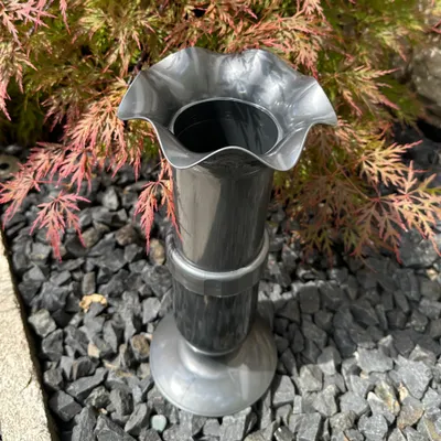 Produktbild von eberin · Friedhof Grabvase · Grabblumenvase · Steckvase fürs Grab · Blumen- oder Gesteckvase · höhenverstellbar 27-37cm · Anthrazit mit Metallic-Optik