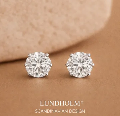 Produktbild von Lundholm Ohrstecker Damen Nikki – Edelstahl silberfarben – 4 mm Zirkonia Stein – Hypoallergen Wasserfest – Kleine Stecker Ohrringe