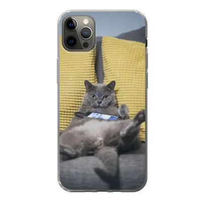 Produktbild von MuchoWow® Handyhülle Schutzhülle Hülle für iPhone 13 Pro Max Katze - Bank - Faule Silikon Softcase Handy Hülle - Mobiltelefon