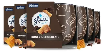 Produktbild von Glade Duftkerze mit Dekorfolie, Honey & Chocolate, bis zu 22 Stunden Brenndauer 108 g 6er Pack