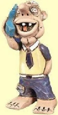 Keramikfigur die Mann darstellt der am Handy spricht. Figur ist grotesk und übertrieben dargestellt.