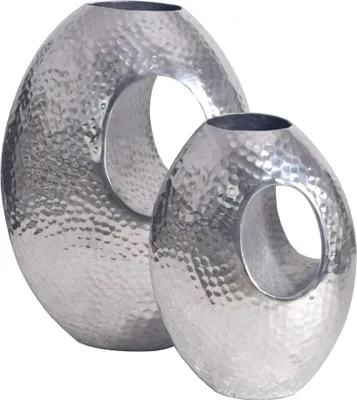 Gesamtansicht zweier ovaler Vasen aus Aluminium in Silber mit Hammerschlag-Oberfläche und Tragegriffen.