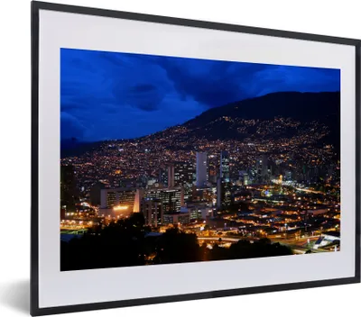 Produktbild von MuchoWow® MuchoWow® Gerahmtes Poster Luftaufnahme von Medellín in Kolumbien bei Nacht 40x30 cm - Poster mit zchwarzem Bilderrahmen - Bilderrahmen - Poster im Rahmen