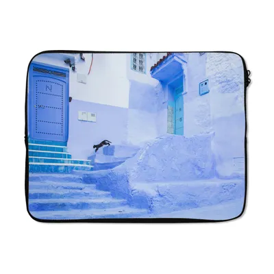 Produktbild von MuchoWow® Laptop Hülle 15 Zoll Straße - Blau - Türen - Architektur Laptoptasche - Laptoptasche - Sleeve - Rundum-Schutz