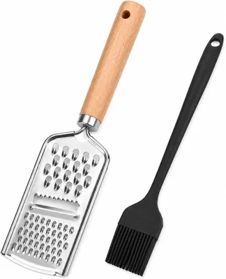 Produktbild von 3-in-1-Reibe aus Edelstahl mit Buchenholzgriff – Parmesanreibe, Käsereibe und Gemüsehobel – zum Reiben, Hobeln und Raspeln – für Zitrone, Ingwer, Schokolade, Gurke und Gemüse