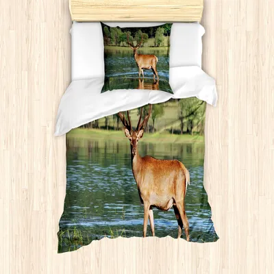 Produktbild von ABAKUHAUS Hirsch Bettbezug Set, Nette Gebirgshirsche Im Wasser Mit Einem Wald Background Male Mammal Freedom Habitat, 135 x 200 cm + 80 x 80 cm, Grün Braun