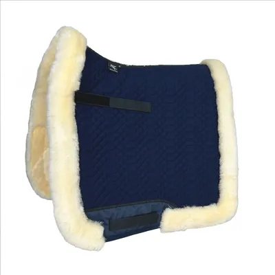 Produktbild von Engel Reitsport Lammfell Schabracke SCHABRA3 Fellrand rundherum Fell unten komplett Marine Med./Natur D (Dressur)