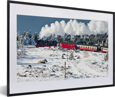 Produktbild von MuchoWow® Gerahmtes Poster Eine Dampflokomotive im Schnee 60x40 cm - Poster mit Schwarzem Bilderrahmen Wandposter Rahmen Foto Bilder - Schlafzimmer - Plakat in Rahmen - Drucken