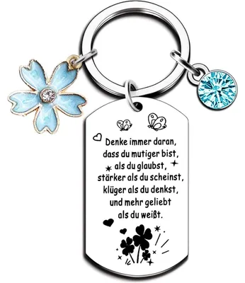 Productafbeelding van Sleutelhanger in de vorm van een hart met een blauwe diamant-bedel, verpakt in een roestvrijstalen cadeauverpakking
