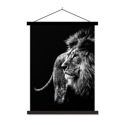 Produktbild von MuchoWow® Textilposter Tiere - Wild - Löwe - Schwarz - Weiß 90x120 cm mit schwarzem Rahmen - Dekoration