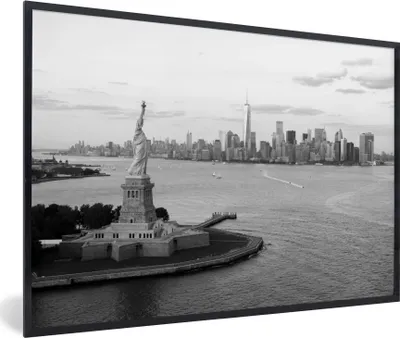 Produktbild von MuchoWow® MuchoWow® Gerahmtes Poster New York - Freiheitsstatue - Schwarz - Weiß 60x40 cm - Poster mit zchwarzem Bilderrahmen - Printing - Wanddeko Schlafzimmer