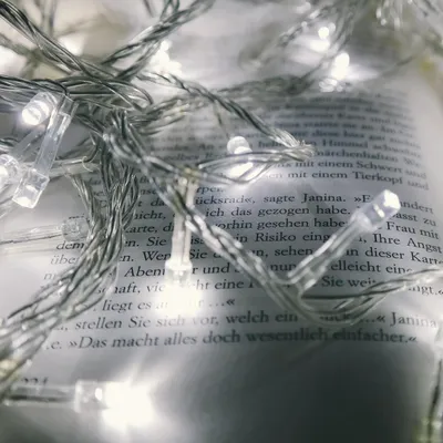 Obrázok produktu pre Eikuavons svetelná reťaž, dĺžka 200 metrov, 1000 LED, studená biela farba, 8 režimov, ochrana IP44, napätie 31 V, biela povrchová úprava, vhodná na Vianoce a do záhrady
