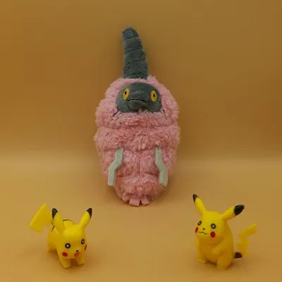 Produktbild von Pokemon Burmy Kuscheltier - 16 cm Plüschtier Lumpenumhang Rosa