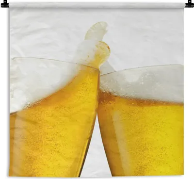 Produktbild von MuchoWow® Wandteppich Wandbehang Toasting-Biere auf weißem Hintergrund 150x150 cm Tapisserie Dekoration Wandtuch - Wohnaccessoires - Modernes