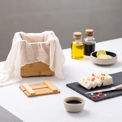 Produktbild von Navaris Tofu Presse aus Bambus - Tofu Maker Käsehersteller inkl. Passiertuch - Tofu Press Box für eine vegane Ernährung - Soja Tempeh Käse hausgemacht