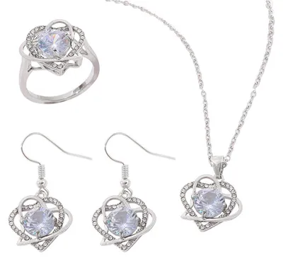 Image de Ensemble de bijoux fantaisie pour dames, comprenant un pendentif en forme de cœur, une bague et des boucles d'oreilles, ornés de zircones et de strass