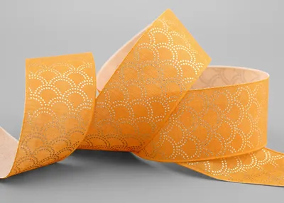 Productafbeelding van 20m x 40mm Decoratief Lint in Geel met Gouden Patroon