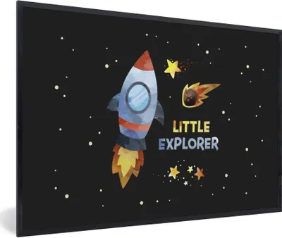 Produktbild von MuchoWow® Gerahmtes Poster Zitate - 'Kleiner Entdecker' - Sprichwörter - Kinder - Junge - Mädchen - Kinder 90x60 cm - Poster mit Schwarzem Bilderrahmen Wandposter Rahmen Foto Bilder - Fotorahmen - Foto-Plakat