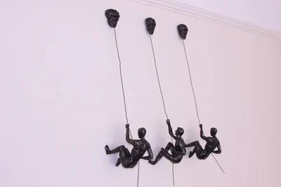 3 bronzene Kletter-Figuren, Wanddeko, Polyresin, 19x10x16 cm