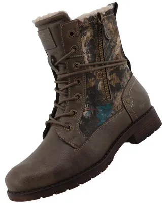 Das Bild zeigt einen braunen Stiefel aus Leder mit Schnürsenkeln und einer robusten Sohle der Stiefel ist von der linken Seite zu sehen. Die Oberfläche hat eine leicht glänzende Struktur und der Schaft reicht bis über den Knöchel.