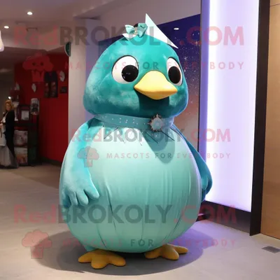 Produktbild von Cyanfarbener REDBROKOLY Pinguin Maskottchen Kostüm charakter bekleidet mit einem Ballkleid und Krawattennadeln